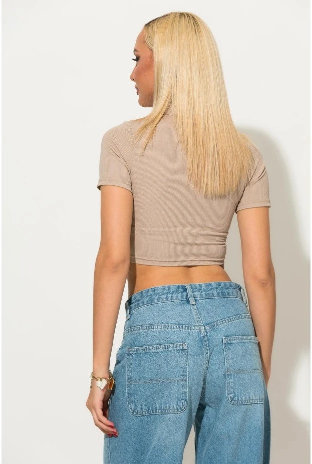 Crop top ριπ κοντομάνικο με κουμπιά στο γιακά μπεζ