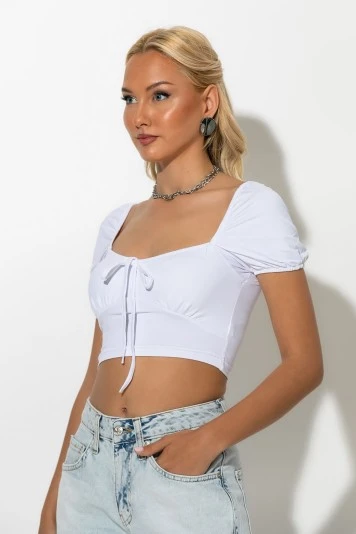 Crop top κοντομάνικο με κορδόνι στο στήθος λευκό