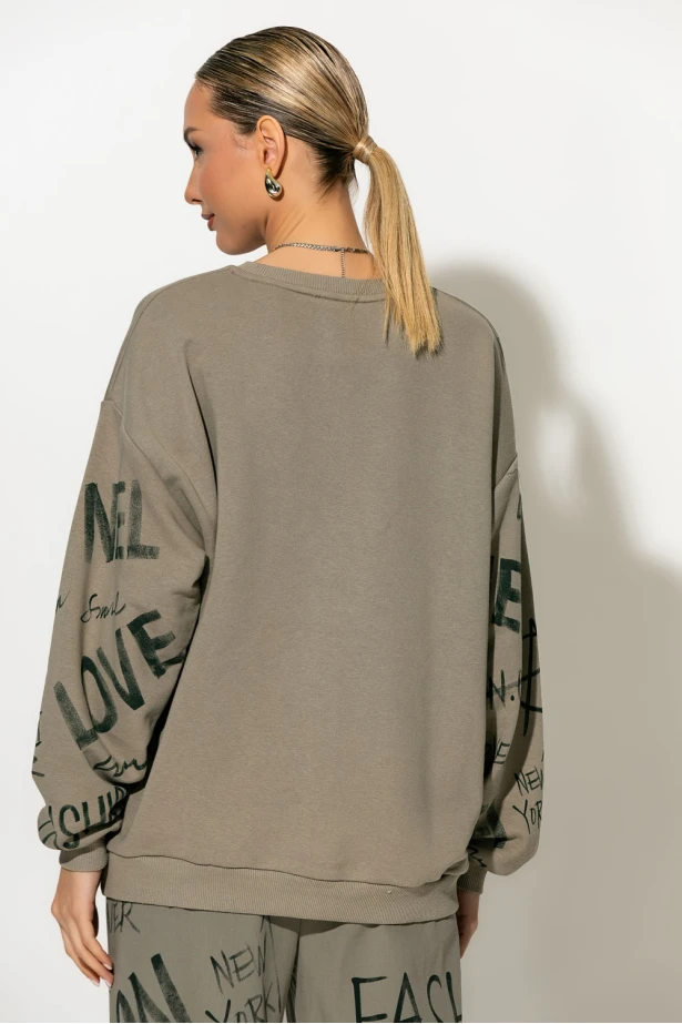 Oversized μπλούζα φούτερ με graffiti-style prints γκρι-μπεζ Oversized μπλούζα φούτερ με graffiti-style prints γκρι-μπεζ