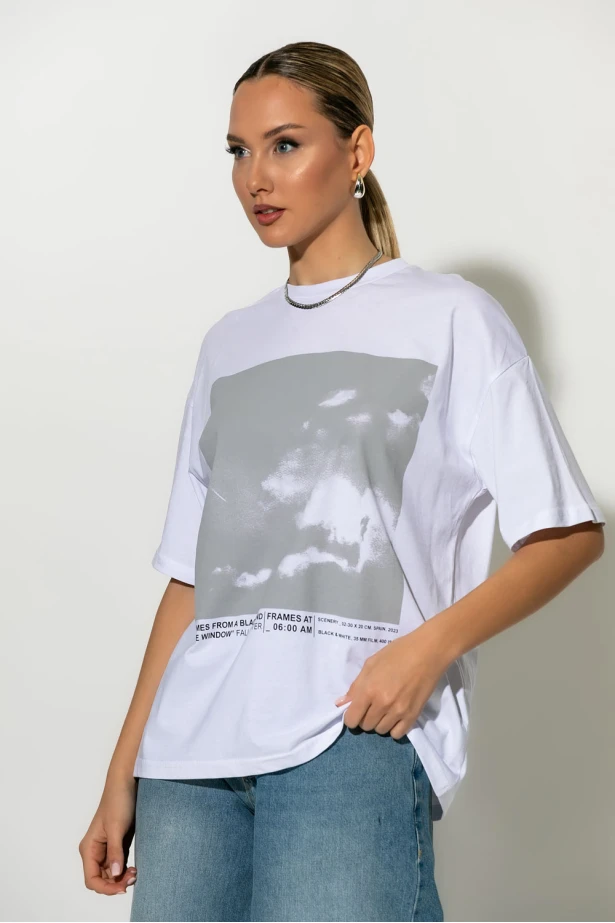 Oversized μπλούζα με στάμπα λευκό Oversized μπλούζα με στάμπα λευκό
