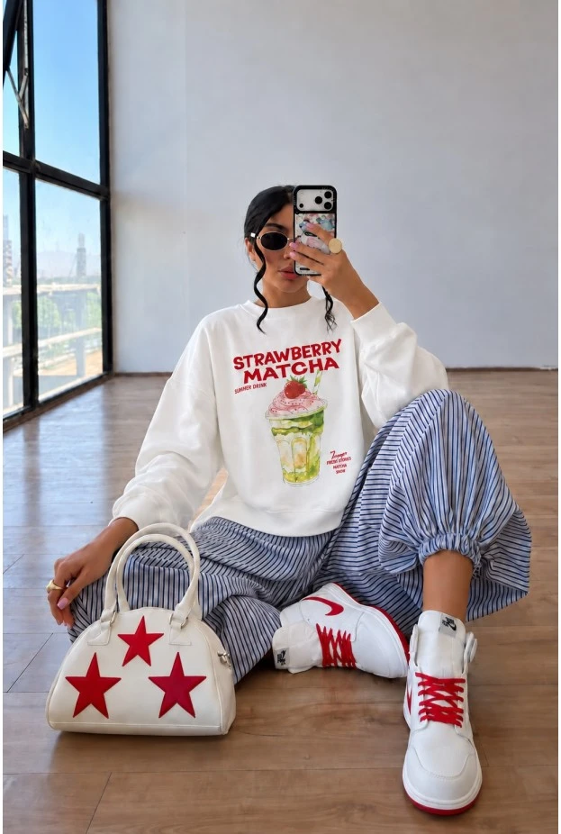 Φούτερ αχνούδιαστο με στάμπα strawberry matcha λευκό
