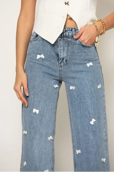 Jean straight leg με φιογκάκια μπλε