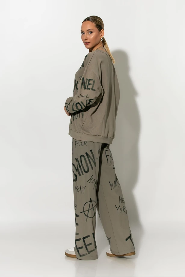 Παντελόνι φούτερ με graffiti-style prints γκρι-μπεζ