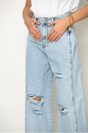 Jean wide leg με πιέτα στο πλάι και φθορές μπλε ανοιχτό