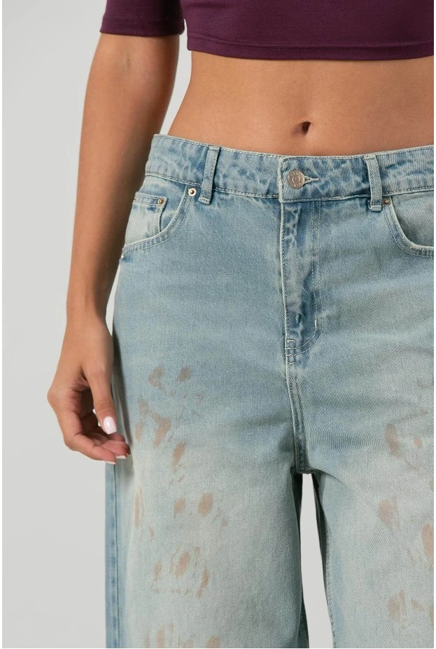 Jean loose fit με splash μπλε