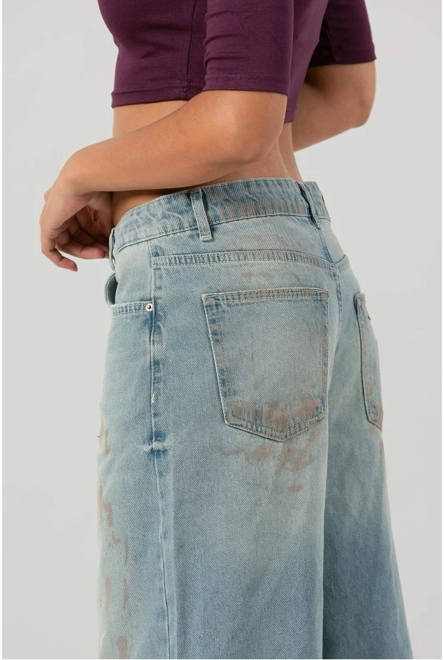 Jean loose fit με splash μπλε