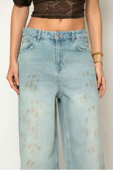 Jean loose fit με splash μπλε