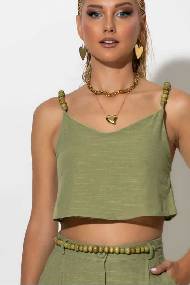 Σετ παντελόνι και crop top με τιράντες και ζώνη από χάντρες λαδί Σετ παντελόνι και crop top με τιράντες και ζώνη από χάντρες λαδί