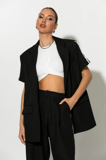 Σετ oversized κοντομάνικο blazer με βάτες και παντελόνι με ρίγες μαύρο
