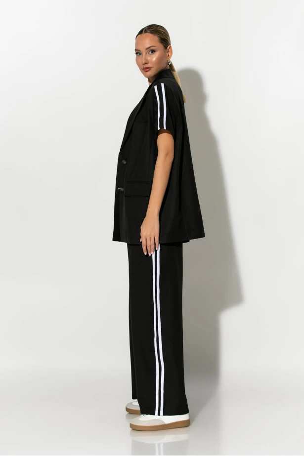 Σετ oversized κοντομάνικο blazer με βάτες και παντελόνι με ρίγες μαύρο Σετ oversized κοντομάνικο blazer με βάτες και παντελόνι με ρίγες μαύρο