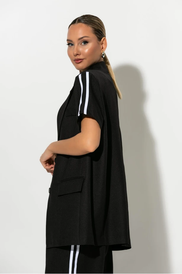 Σετ oversized κοντομάνικο blazer με βάτες και παντελόνι με ρίγες μαύρο Σετ oversized κοντομάνικο blazer με βάτες και παντελόνι με ρίγες μαύρο