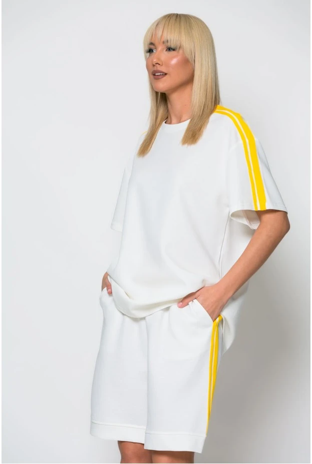 Σετ oversized μπλούζα και βερμούδα με ρίγες στο πλάι λευκό