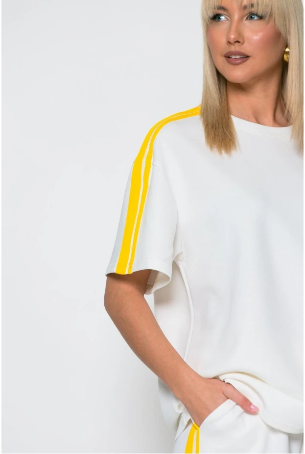 Σετ oversized μπλούζα και βερμούδα με ρίγες στο πλάι λευκό