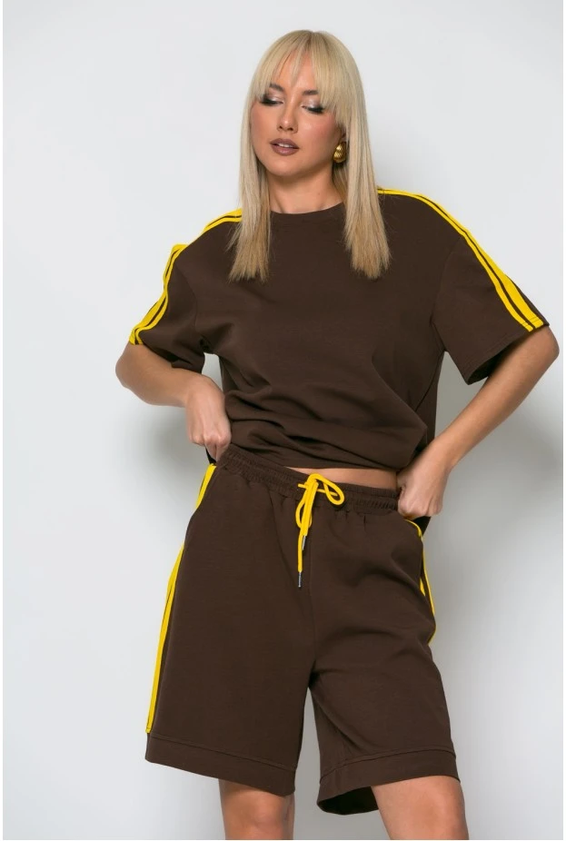 Σετ oversized μπλούζα και βερμούδα με ρίγες στο πλάι καφέ