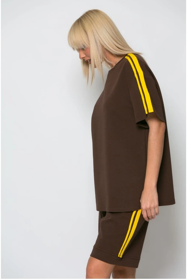 Σετ oversized μπλούζα και βερμούδα με ρίγες στο πλάι καφέ