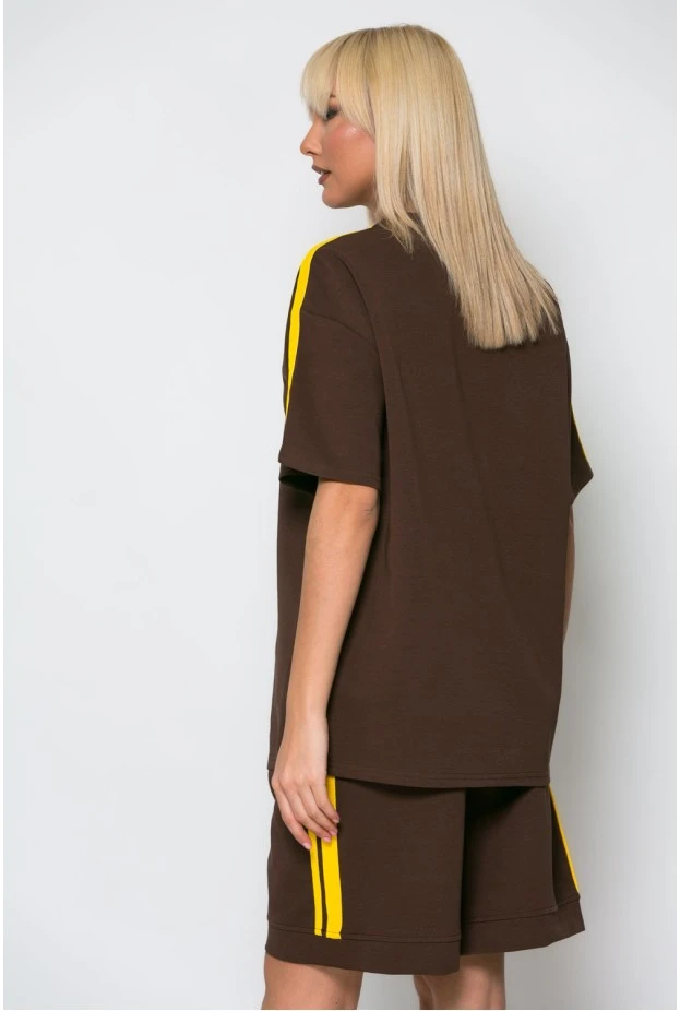 Σετ oversized μπλούζα και βερμούδα με ρίγες στο πλάι καφέ