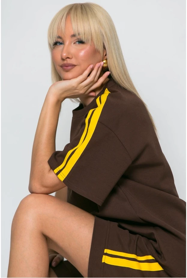Σετ oversized μπλούζα και βερμούδα με ρίγες στο πλάι καφέ