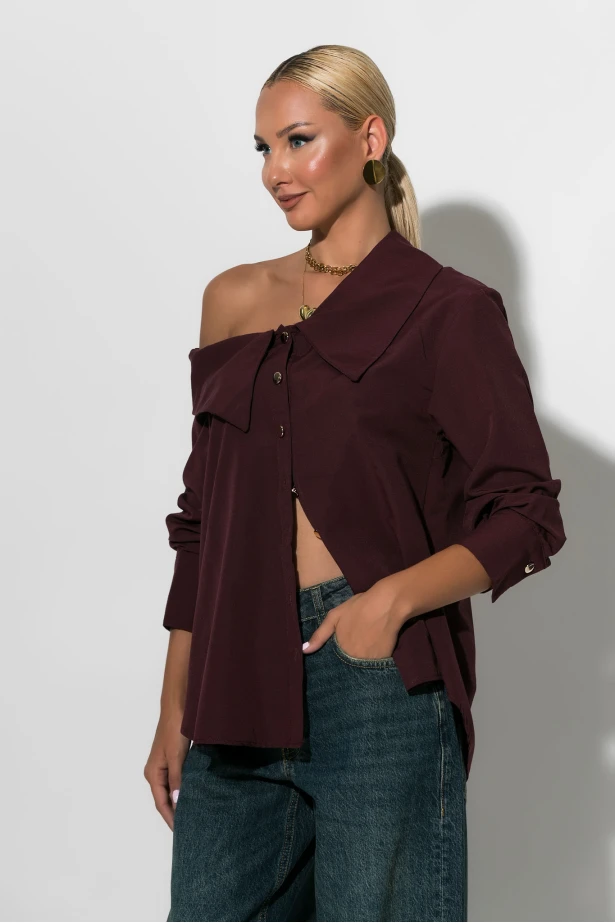 Πουκάμισο ασύμμετρο off-shoulder με μεταλλικά κουμπιά μπορντό