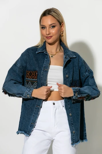 Jean jacket με boho κεντήματα και τσέπες μπλε 