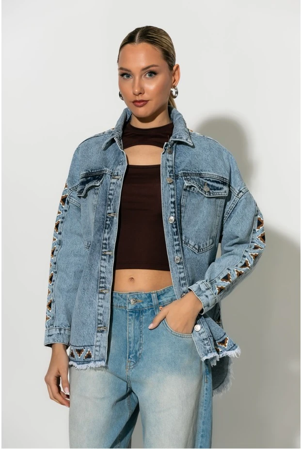 Jean jacket με boho κεντήματα και ξέφτια μπλε ανοιχτό