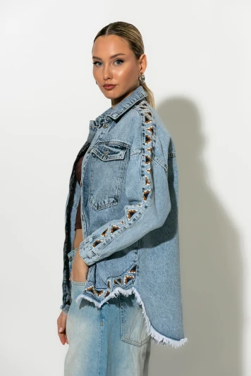 Jean jacket με boho κεντήματα και ξέφτια μπλε ανοιχτό