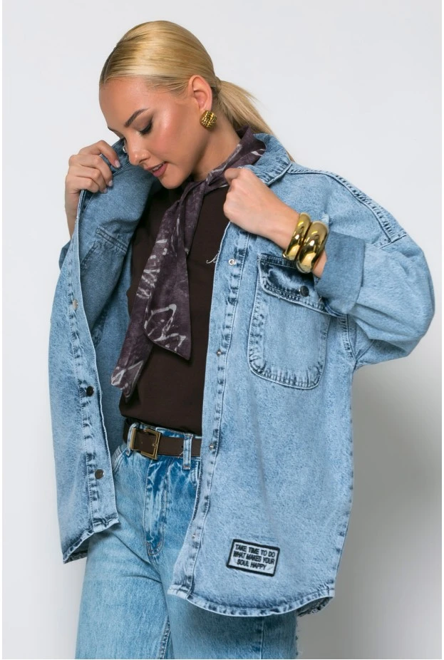 Jean jacket με φθορές και patches μπλε
