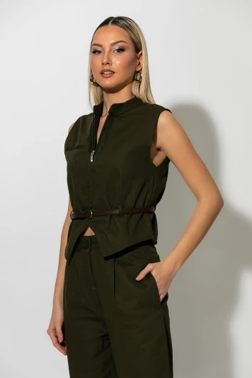 Σετ baggy παντελόνι και cropped γιλέκο με ζωνάκι και φερμουάρ χακί