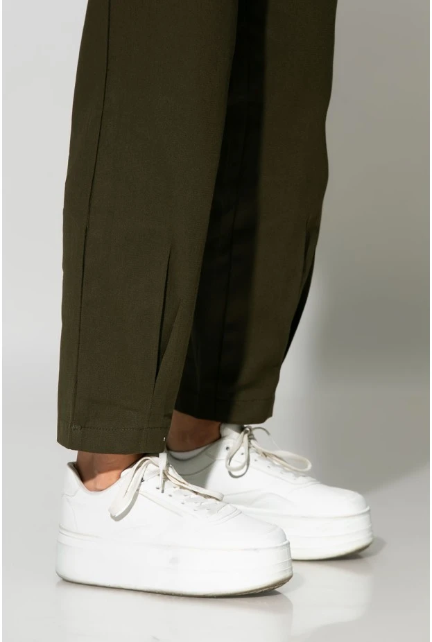 Σετ baggy παντελόνι και cropped γιλέκο με ζωνάκι και φερμουάρ χακί