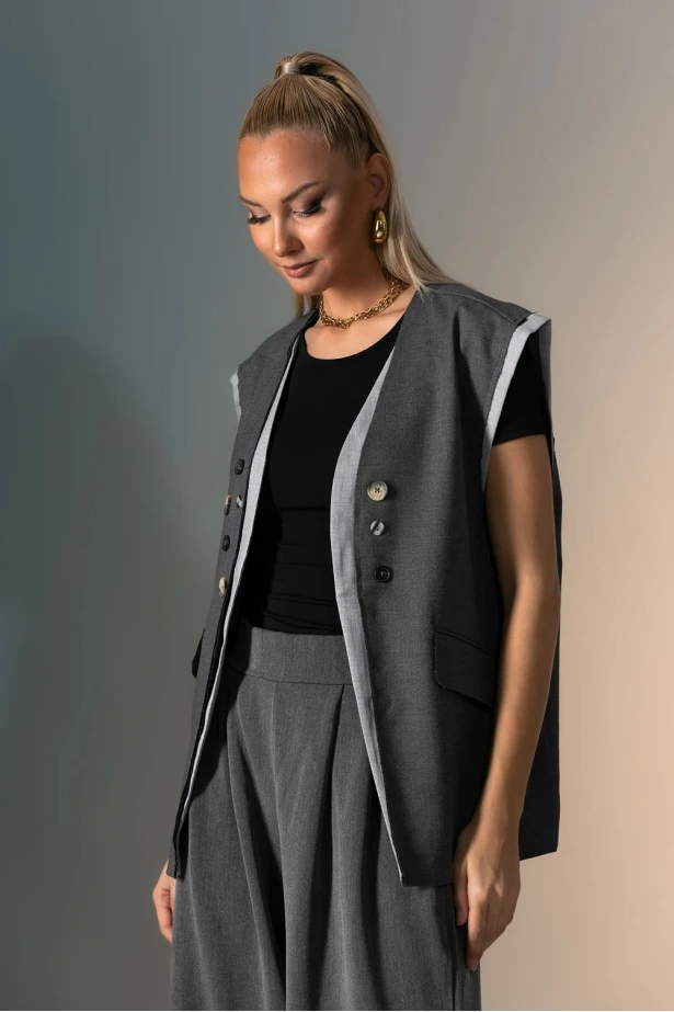 Αμάνικο blazer με διακοσμητικά κουμπιά ανθρακί