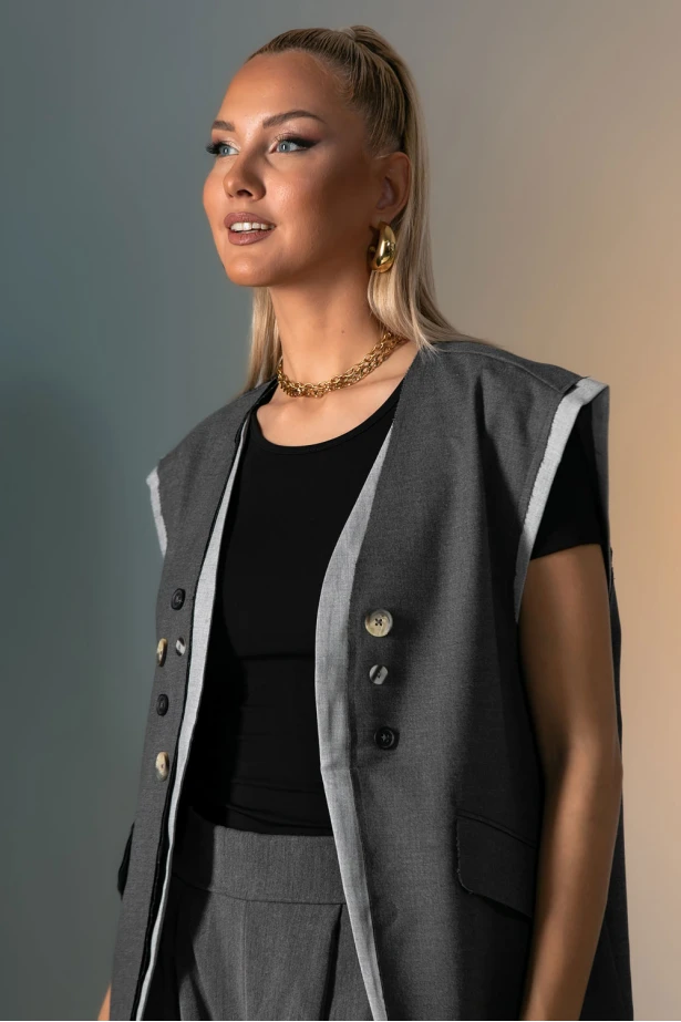 Αμάνικο blazer με διακοσμητικά κουμπιά ανθρακί