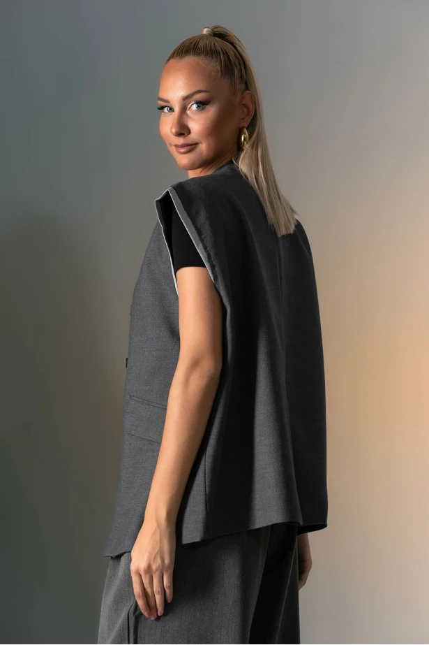 Αμάνικο blazer με διακοσμητικά κουμπιά ανθρακί