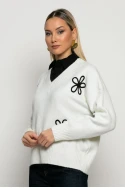 Πλεκτό με V και flower pach λευκό
