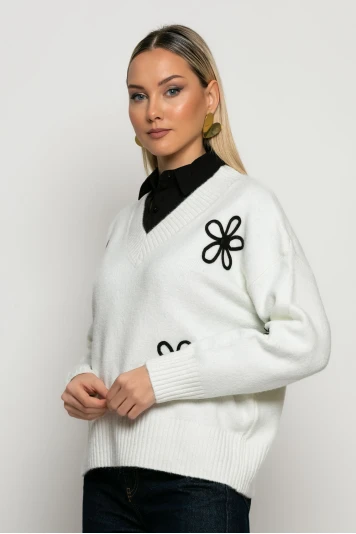 Πλεκτό με V και flower pach γκρι