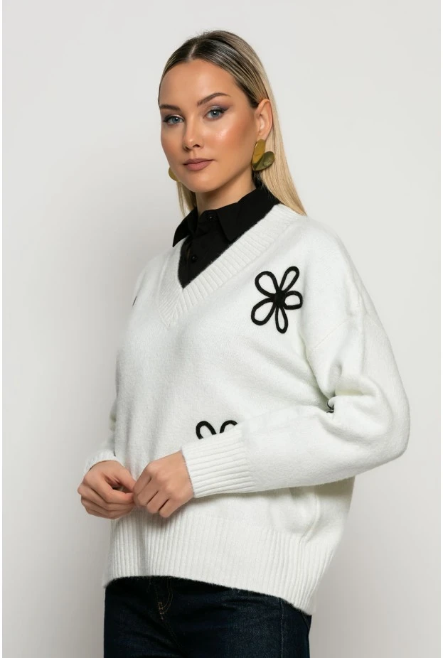 Πλεκτό με V και flower pach λευκό