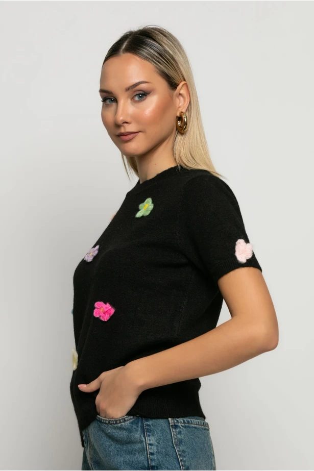 Πλεκτό με flower pach μαύρο Πλεκτό με flower pach μαύρο
