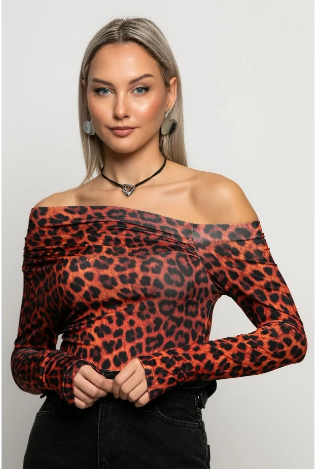 Μπλούζα με λοξή λαιμόκοψη και σούρες leopard print πορτοκαλί