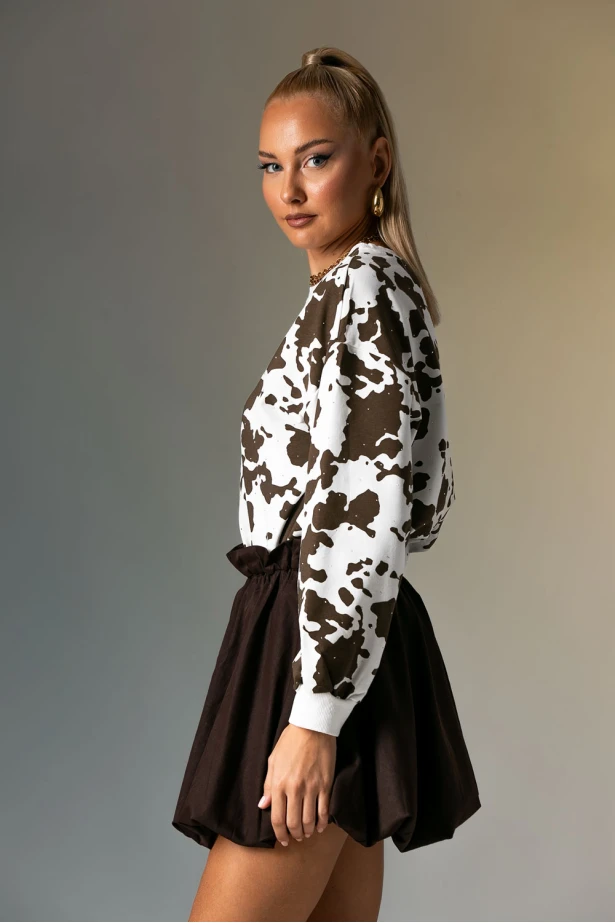Μπλούζα cow print με στρας λευκό-καφέ Μπλούζα cow print με στρας λευκό-καφέ