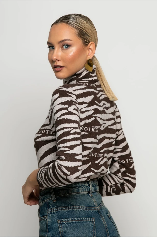 Πλεκτό με ψηλό λαιμό zebra print καφέ Πλεκτό με ψηλό λαιμό zebra print καφέ