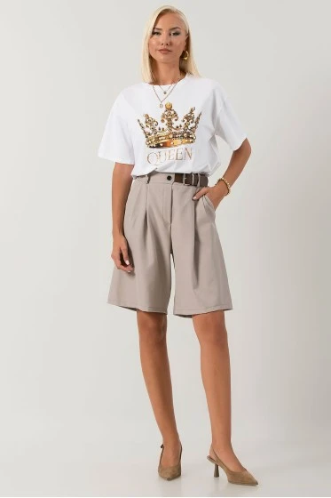 T-shirt με στάμπα queen στρας και πέρλες λευκό-καφέ