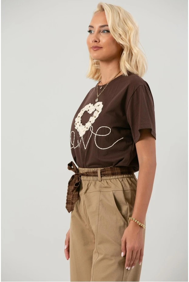 T-shirt με κέντημα καρδιά καφέ
