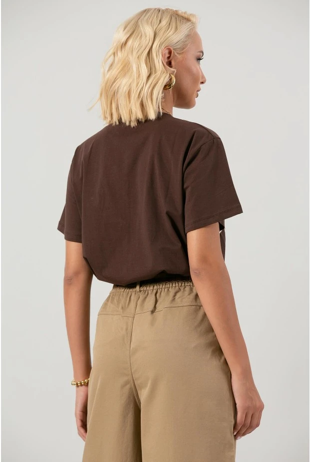 T-shirt με κέντημα καρδιά καφέ