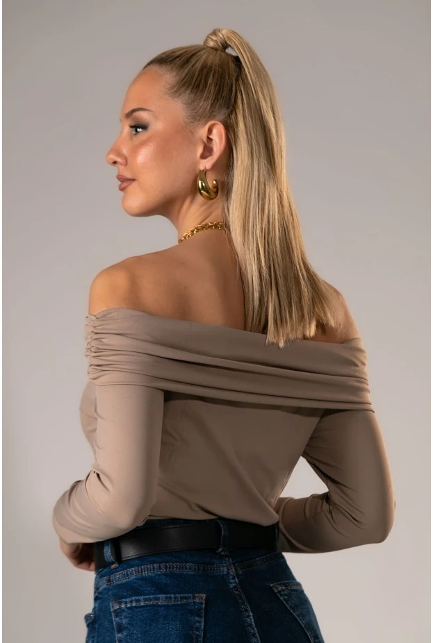 Μπλούζα off shoulder μπεζ σκούρο
