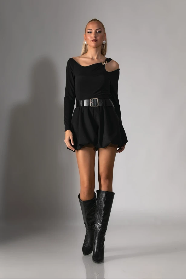 Μπλούζα με άνοιγμα στον ώμο και αγκράφα μαύρο