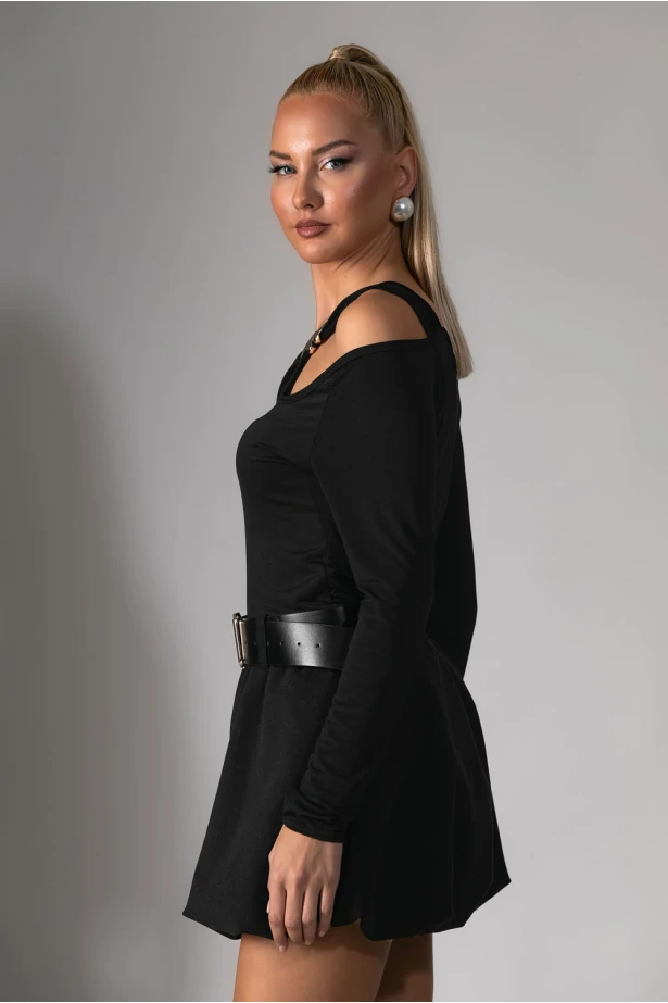 Μπλούζα με άνοιγμα στον ώμο και αγκράφα μαύρο