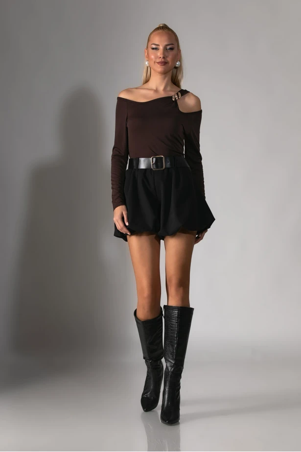 Μπλούζα με άνοιγμα στον ώμο και αγκράφα καφέ