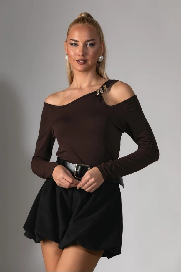 Μπλούζα με άνοιγμα στον ώμο και αγκράφα καφέ