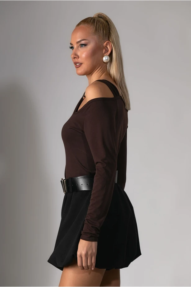 Μπλούζα με άνοιγμα στον ώμο και αγκράφα καφέ