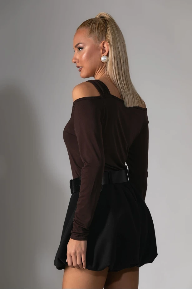 Μπλούζα με άνοιγμα στον ώμο και αγκράφα καφέ