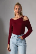 Μπλούζα με άνοιγμα στον ώμο και αγκράφα μπορντό 