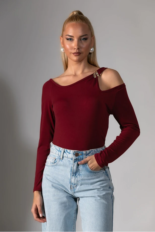 Μπλούζα με άνοιγμα στον ώμο και αγκράφα μπορντό 